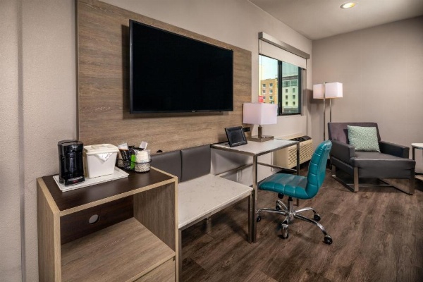 Travelodge by Wyndham LAX image 12