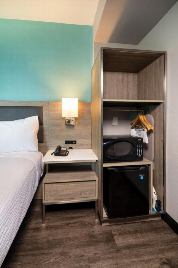 Travelodge by Wyndham LAX image 37