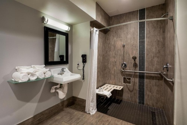 Travelodge by Wyndham LAX image 38